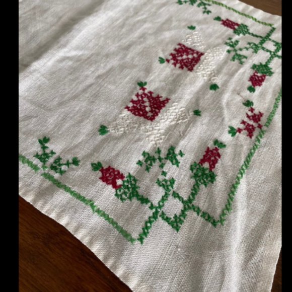 Adoption Fundraiser- Vintage red flower embroidered table runner - Picture 4 of 4